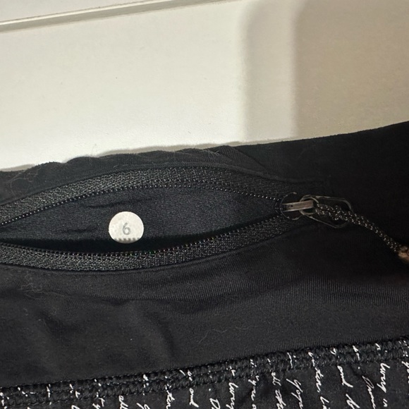 Lululemon Speed Up Low-Rise Lined Short 2.5" worn - Picture 5 of 7